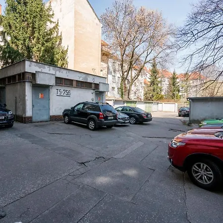 Stylish Centrally Located 1br With Parking Братислава