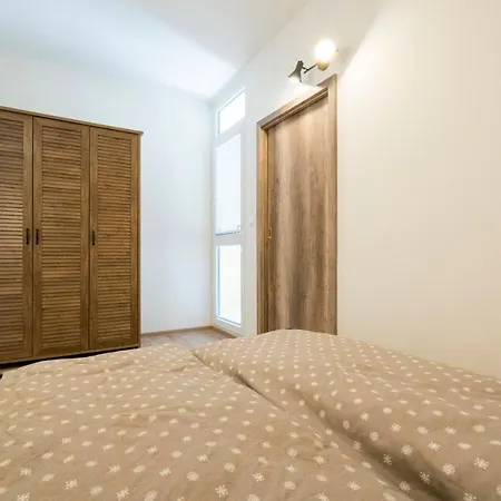 公寓 Stylish Centrally Located 1br With Parking *